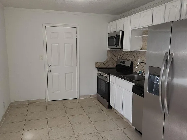 210 NW 13th Ave — Photo 3