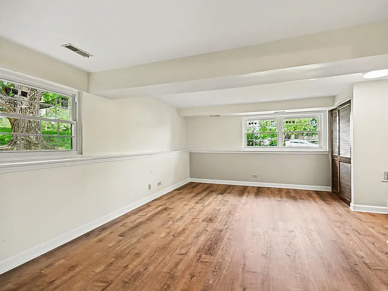 410 Ashwood Ct — Photo 3
