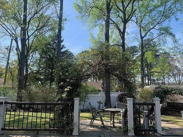131 Columbus Dr — Photo 2