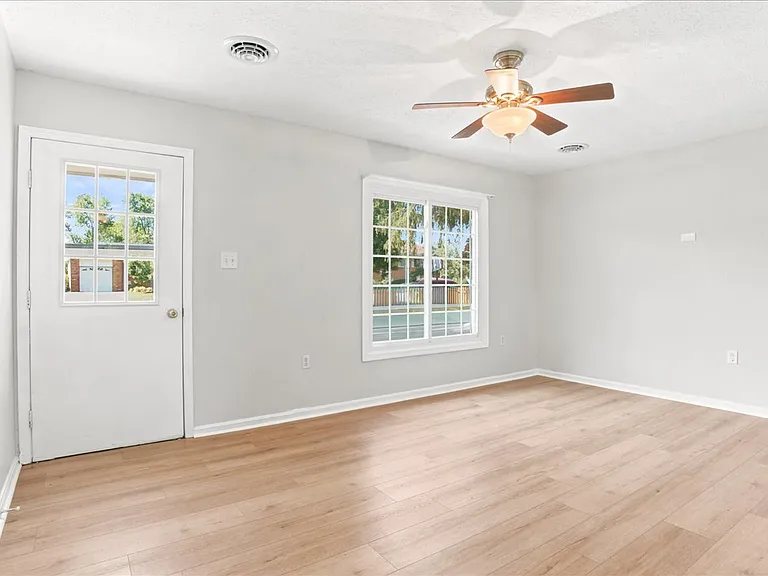 102 Linwood Ct — Photo 4