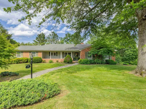 1010 Fairway Dr, Waynesboro, VA 22980