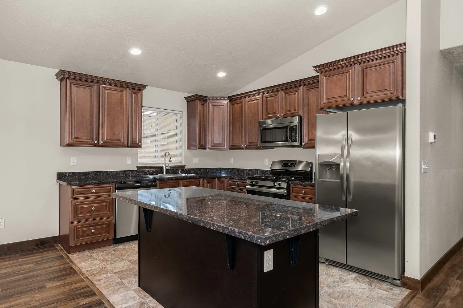 3 bed, 2450 sqft, $2,950 — Photo 3