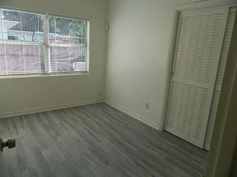 944 Kensington Dr — Photo 16