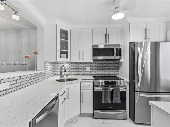 3201 NE 8th St APT 405, Pompano Beach, FL 33062