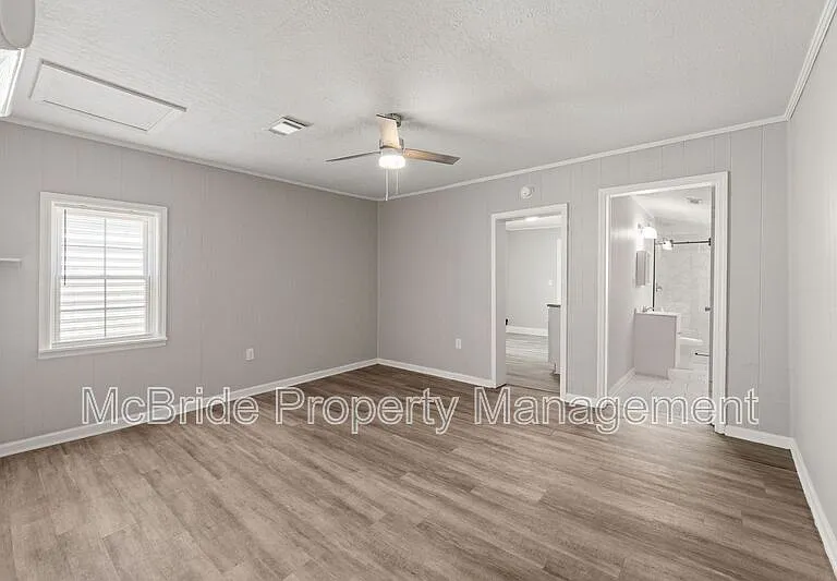 1918 Walker St — Photo 5