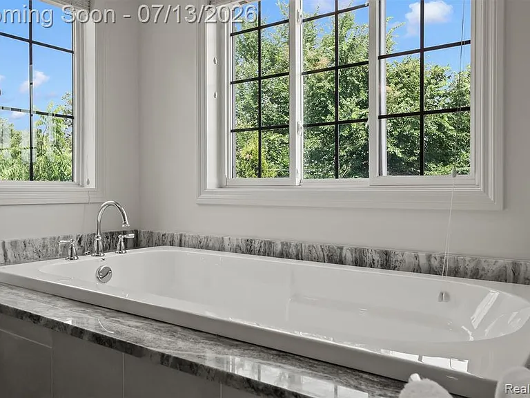 1049 Chapin Ave — Photo 22