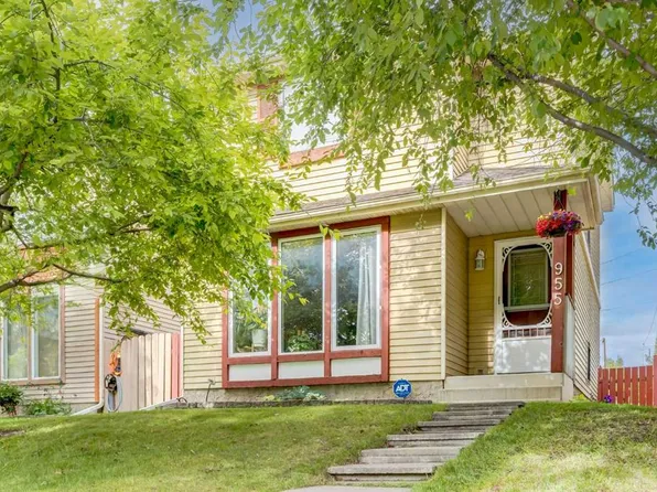 955 E Erin Woods Dr SE, Calgary, AB T2B 2W4