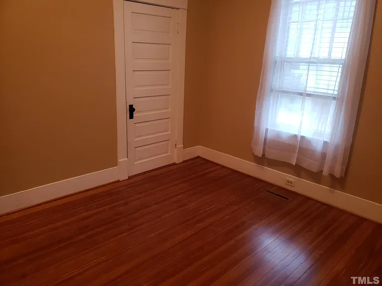 204 E Davis St — Photo 14