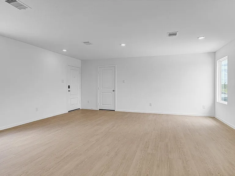 390 Lucia Way — Photo 6