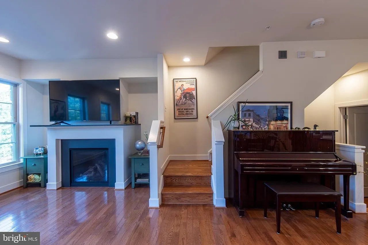 4 bed, 3.5 bath, 2160 sqft, $4,750 — Photo 4