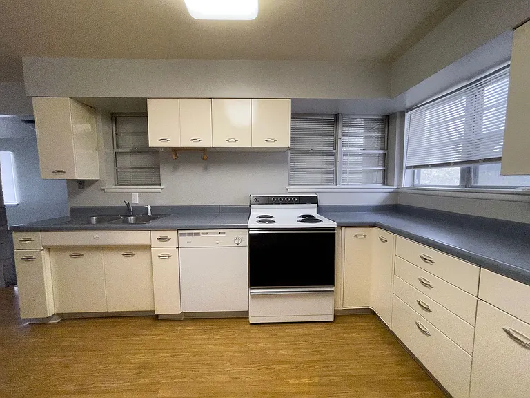 Preleasing For August! Close To Campus — Photo 21