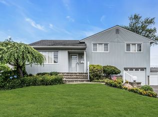 43 Grohmans Ln, Plainview, NY 11803