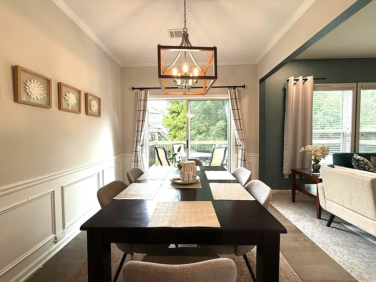 6085 Bentley Way — Photo 4