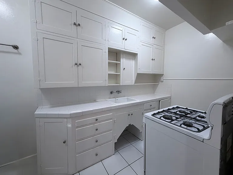 325 W 3rd St #208 — Photo 8