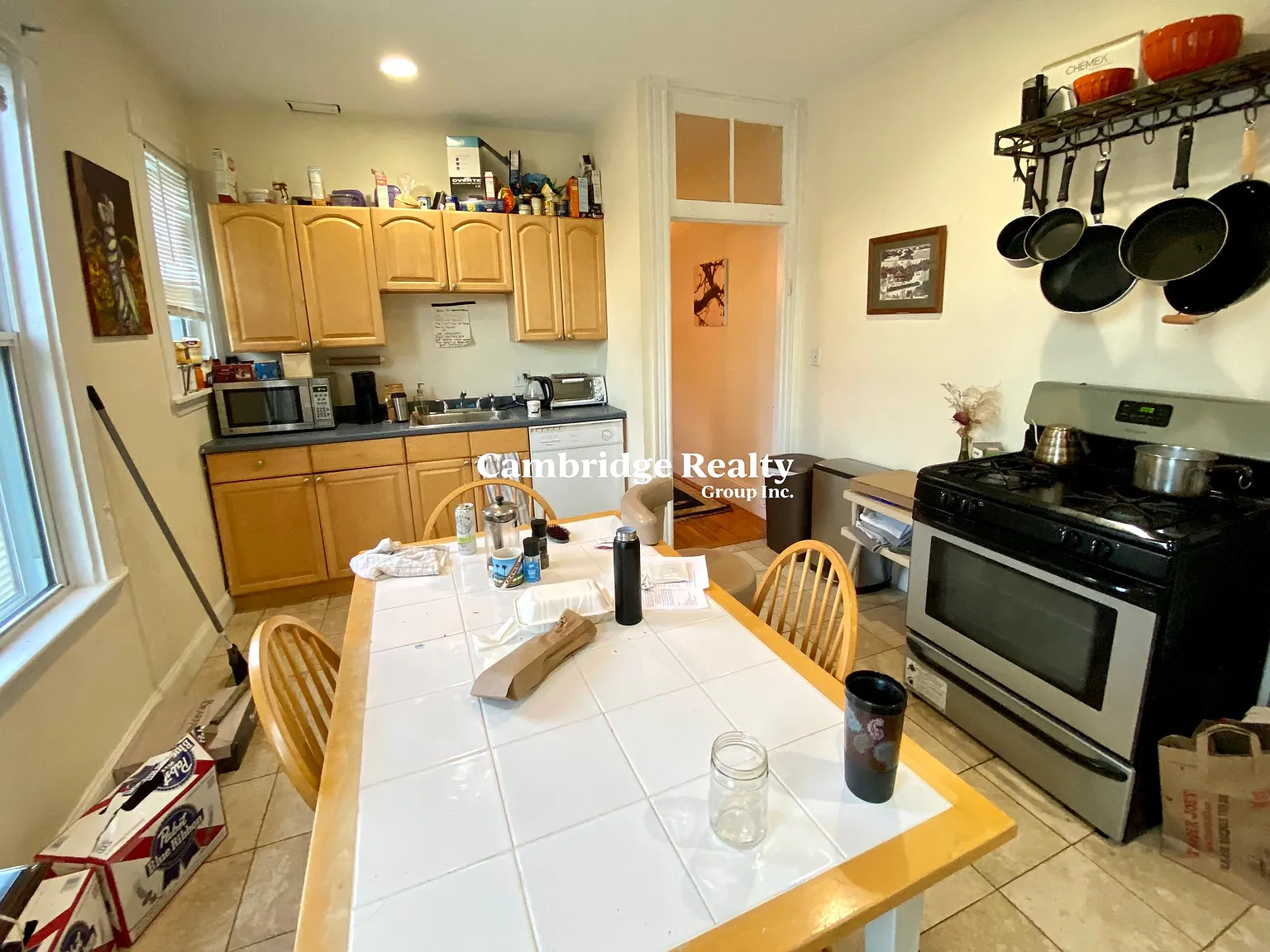 4 bed, 1.0 bath, 1400 sqft, $4,600 — Photo 3