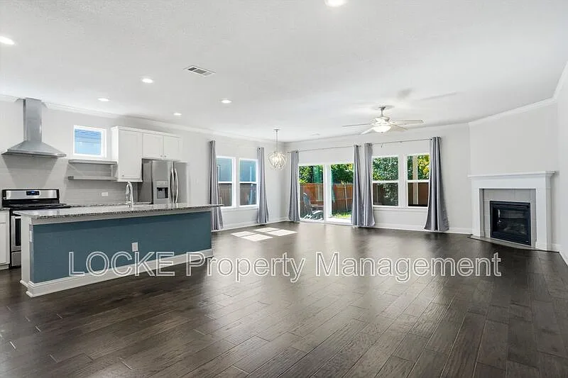 4 bed, 2.0 bath, 1978 sqft, $3,195 — Photo 2