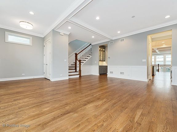 3rd image of 2450 W Cortland St