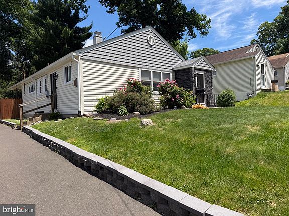 5th image of 2131 Curtis Ave