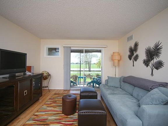 5th image of 217 Airport Ave E #117