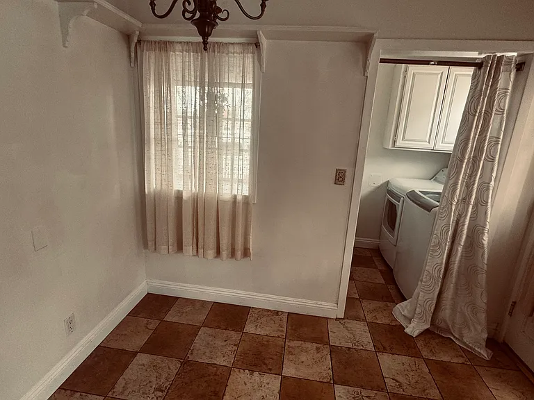 2820 N Buena Vista St — Photo 48