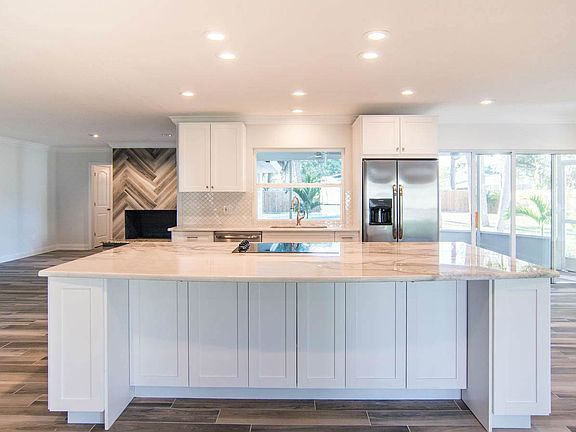 5338 Venetian Blvd NE Saint-large-006-17-Kitchen-1500x898-72dpi