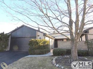 4237 Sawgrass Dr #1, Bloomfield Hills, MI 48302