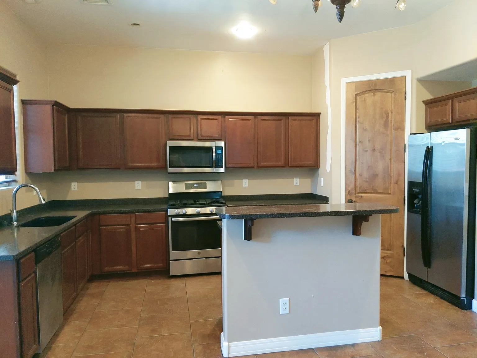 4 bed, 2743 sqft, $3,500 — Photo 4