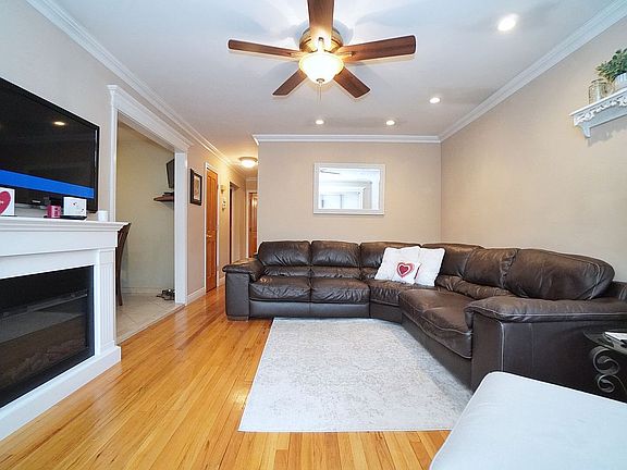 5th image of 176 Dongan Hills Ave