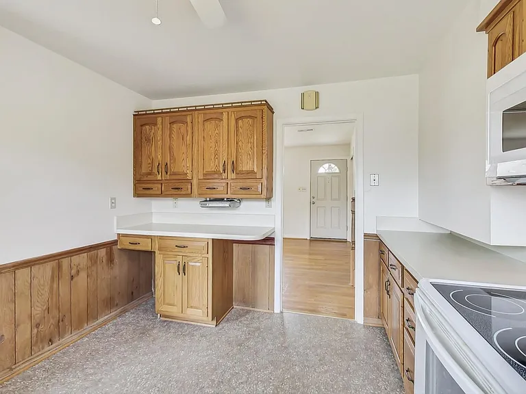1208 Pinewood Dr — Photo 4