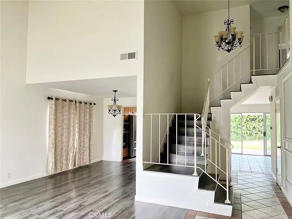 5 bed, 2.5 bath, 2640 sqft, $5,300 — Photo 3