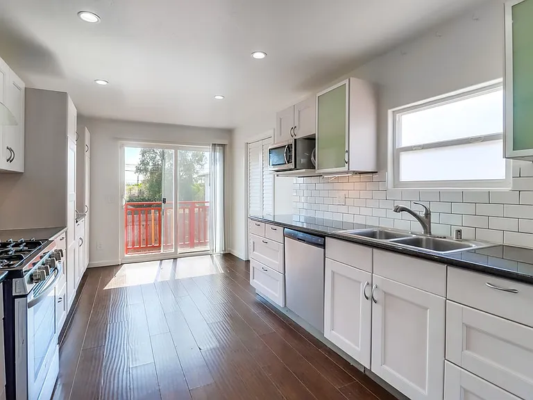 843 Georgia St — Photo 21