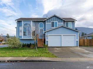 516 E 2nd St, Nooksack, WA 98276