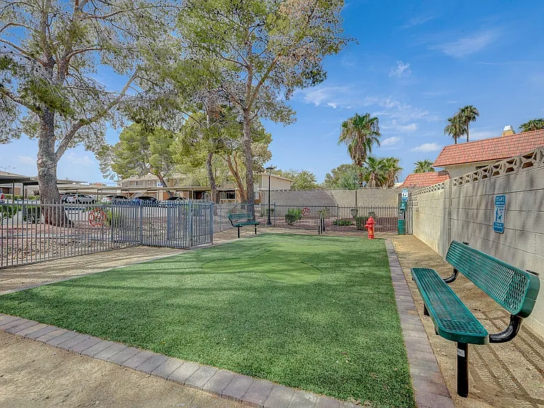 Rosewood Park Apartments — Photo 25