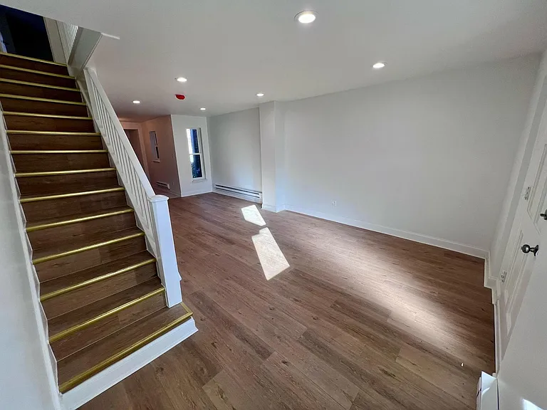 263 E Penn St — Photo 14
