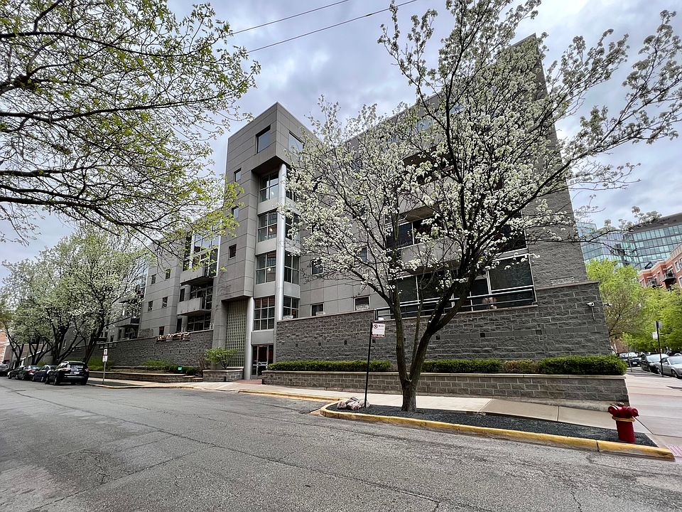 1st image of 939 W Huron St Unit 205