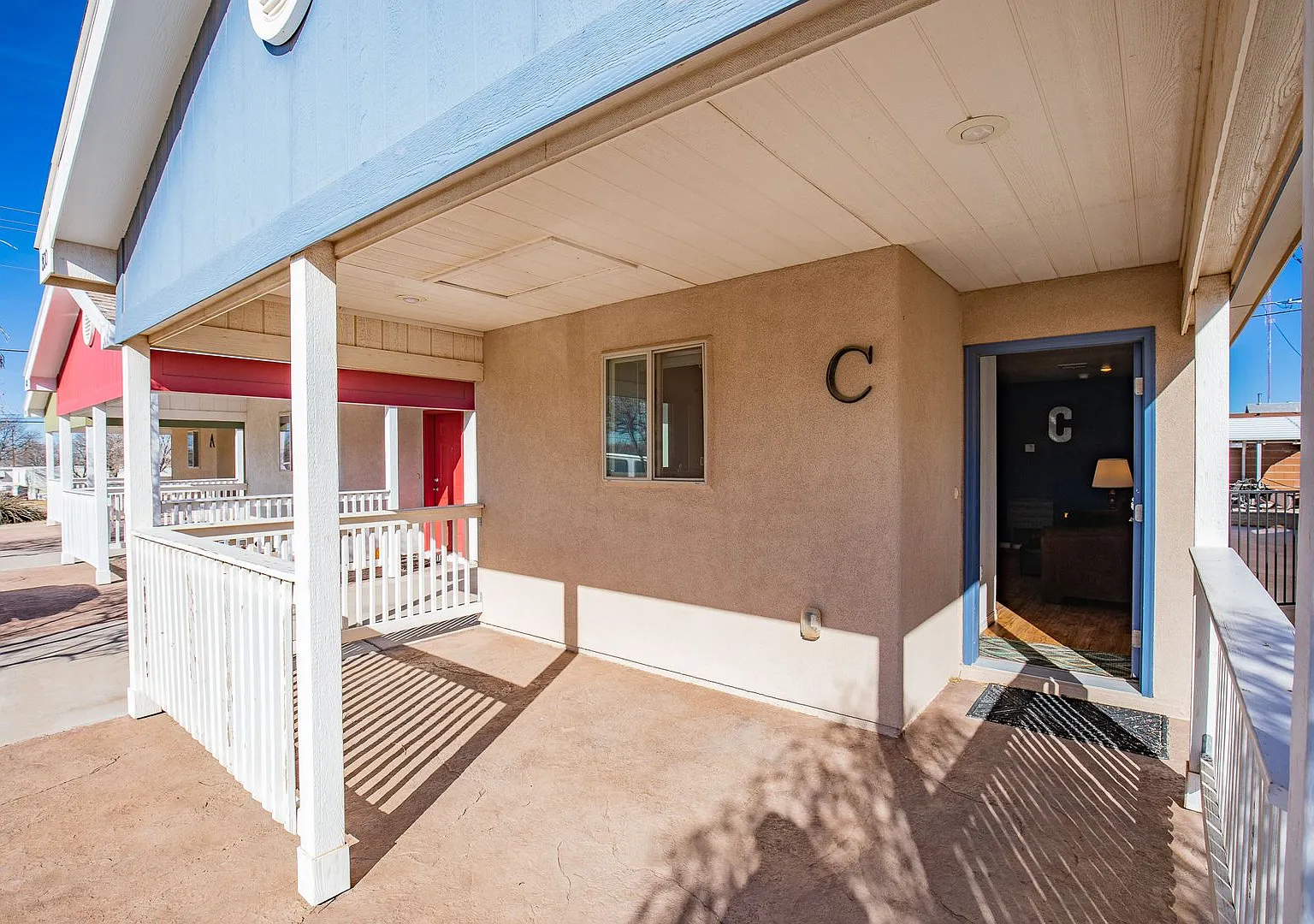 800 Sherwood Dr — Photo 2