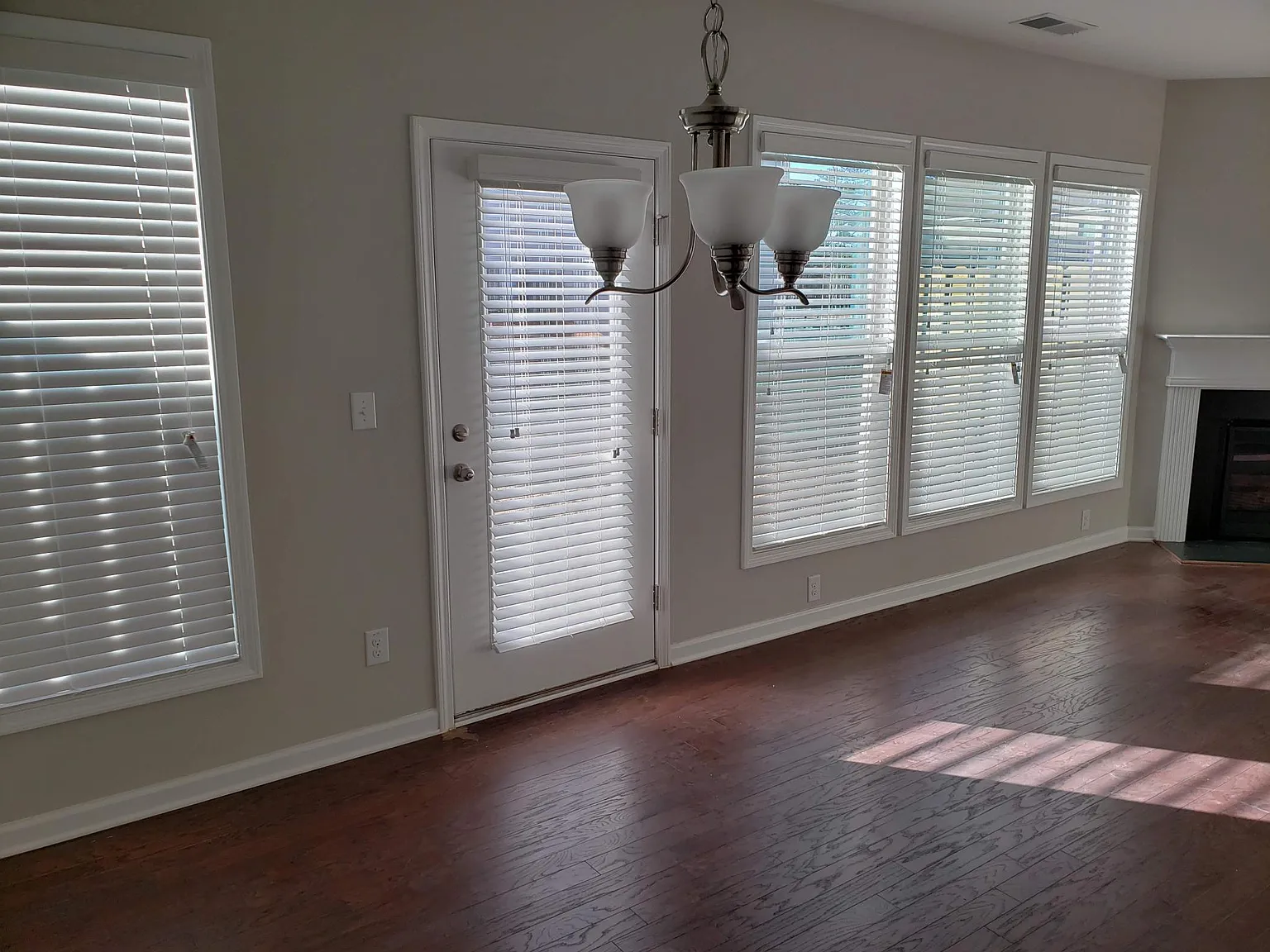 3 bed, 2.5 bath, 1918 sqft, $2,400 — Photo 2