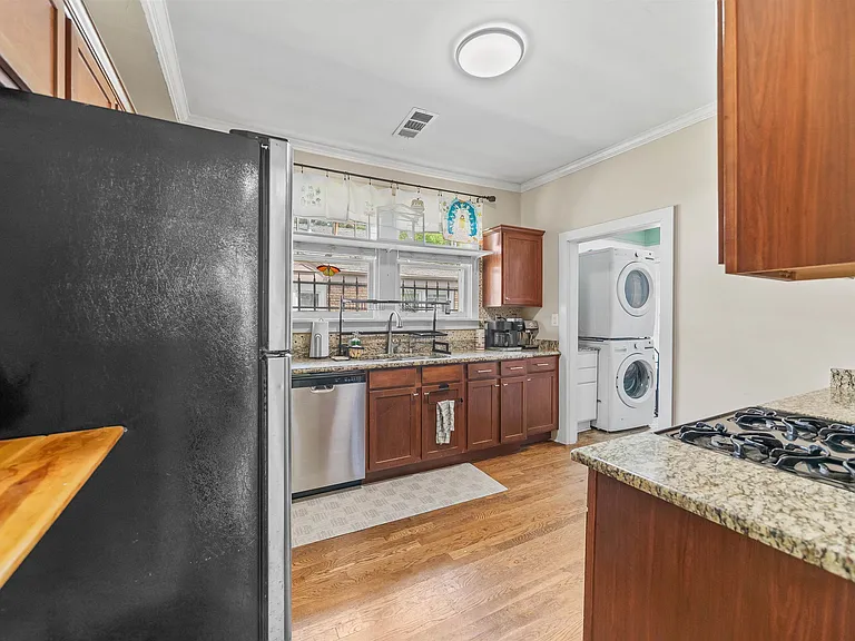 670 Maury St — Photo 6