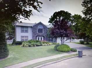 20 Paddock St, Holbrook, NY 11741