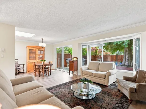144 4th Ave E #7, Qualicum Beach, BC V9K 1N6