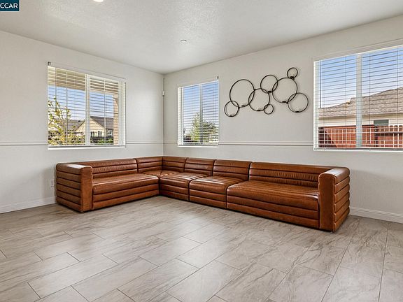 4th image of 4748 Beacon Way