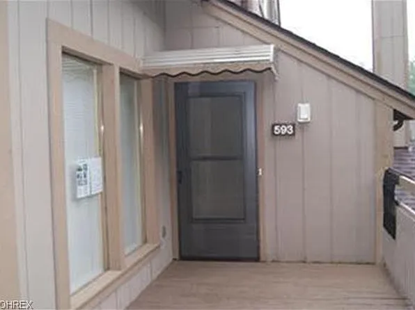 593 Meredith Ln, Cuyahoga Falls, OH 44223
