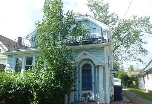1st image of 586 Winspear Ave