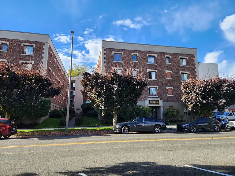 Florence Apartments — Photo 14