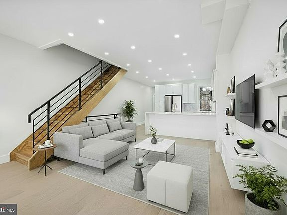 2nd image of 6063 Loretto Ave