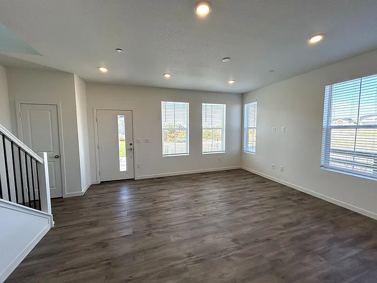 5498 Euclid Dr — Photo 2