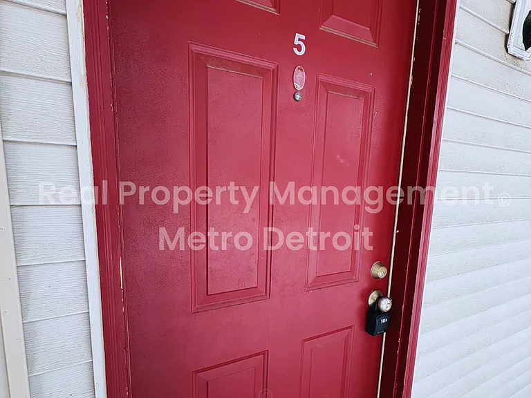 36241 Hathaway St — Photo 2