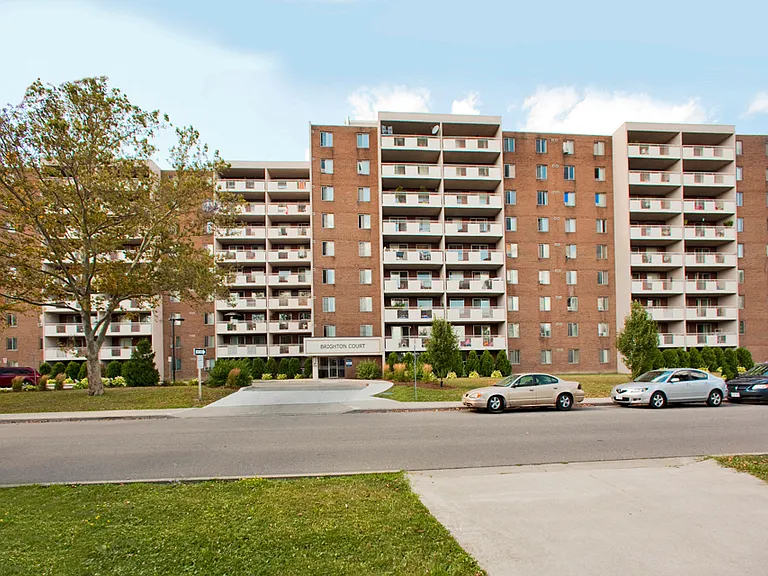 350 Elliott St E — Photo 2