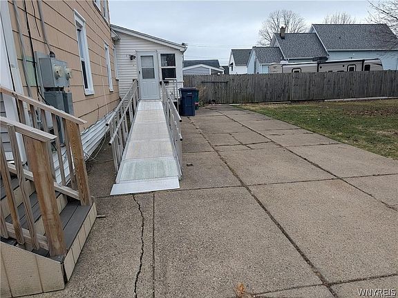 4th image of 11 Pembina St