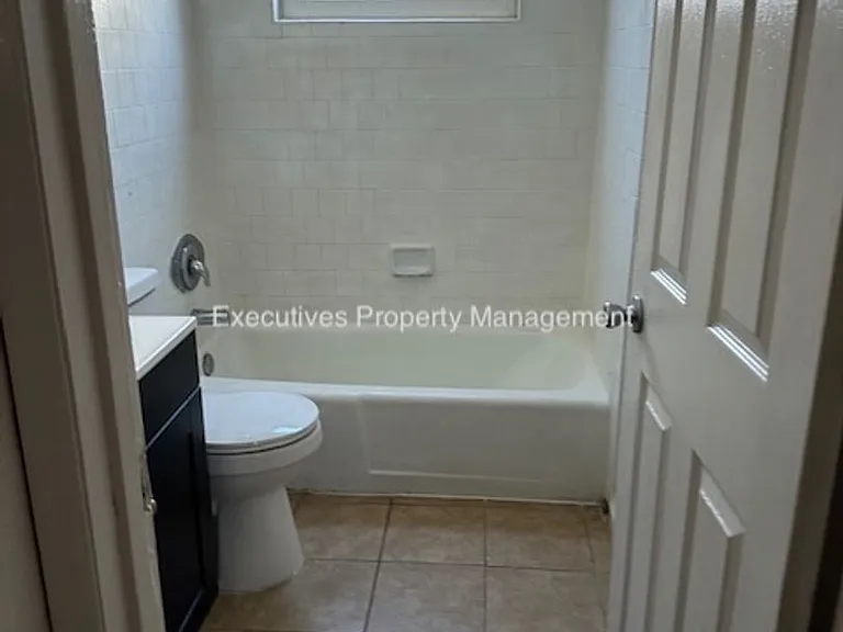 1200 Kings Ave — Photo 10